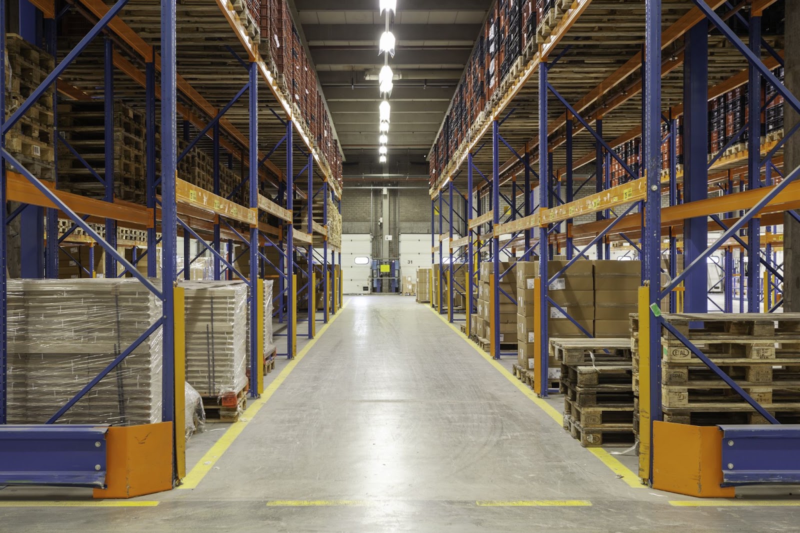 Smart warehouse with AI monitoring
